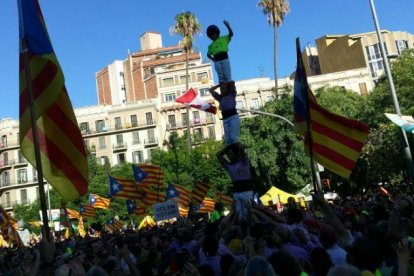 El groc florescent tenyeix la manifestació