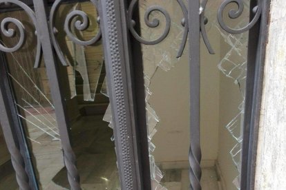 Un joven rompe el cristal de un portal de Tarragona de una patada durante la noche