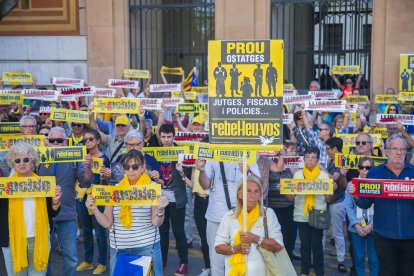 Una marxa silenciosa recorre les comissaries de Tarragona contra la violència policial de l'1-O