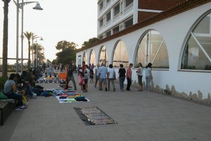 El top manta 'omple' el buit comercial al passeig de Coma-ruga