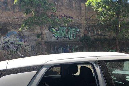 Vuelven a aparecer coches con los cristales rotos en la zona del pabellón Serrallo