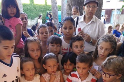 El circo sirve para celebrar los 25 años de la Biblioteca de Salou