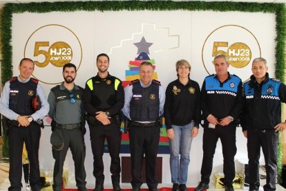 La Asociación Internacional de Policías visita la planta de pediatría del Joan XXIII