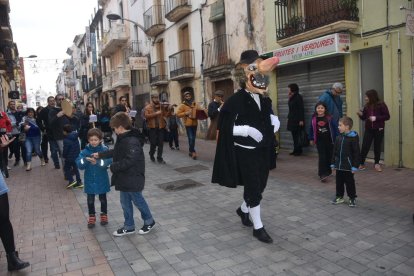 El Hombre de las Narices da su tradicional paseo para despedir el año en Torredembarra