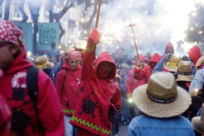 Foc, llum i espurnes de la mà dels més menuts amb el Correfoc Petit