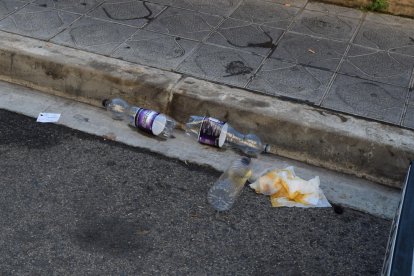 Ampolles d'alcohol, gots i brutícia, la conseqüència de l'incivisme dels joves al carrer