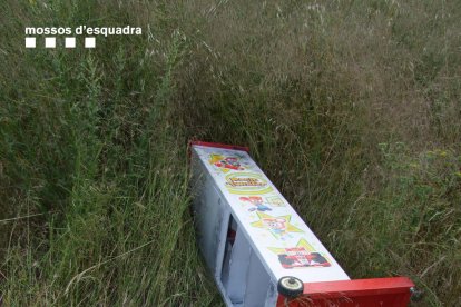 Roben dues màquines expenedores de joguines d'un bar de Reus per extreure'n els diners