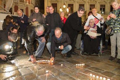 Velas en recuerdo de la abuela muerta en Reus
