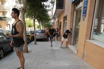 Un coche se estampa en una fachada y recorre varios metros por encima de la acera en la Vall de l'Arrabassada