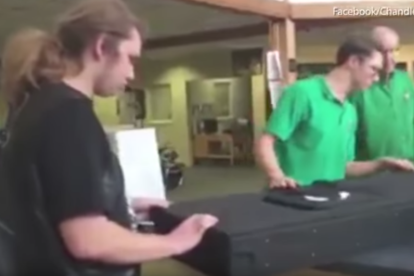 La reacción de un joven al recibir un regalo de cumpleaños de parte de su padre fallecido recientemente