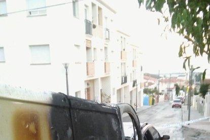 Una baralla a Roda de Berà acaba amb dos vehicles cremats