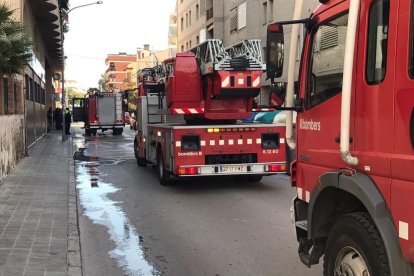 Un incendio en una clínica dental de Torredebarra obliga a desalojar todo el edificio