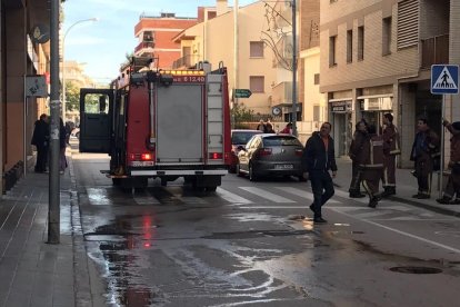 Un incendio en una clínica dental de Torredebarra obliga a desalojar todo el edificio
