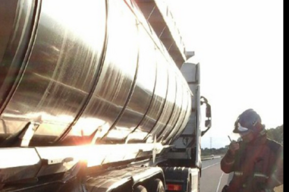 Un incendi en una roda de camió provoca un incendi de vegetació