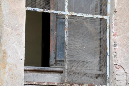 Gairebé deu anys després de tancar, la Tabacalera segueix deteriorant-se