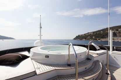 Un yate de 'superlujo' atraca en el Port de Tarragona