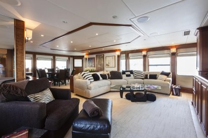 Un yate de 'superlujo' atraca en el Port de Tarragona