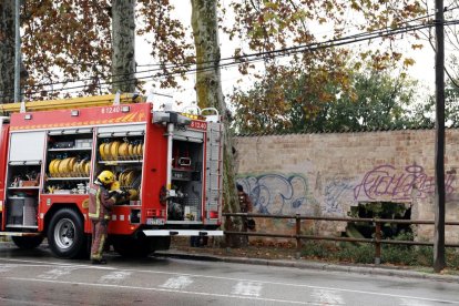 Una hoguera en una nave abandonada a la Tabacalera crea alerta entre los vecinos