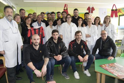 Los Jugadores del Reus de Hoquey visitan el Hospital Sant Joan