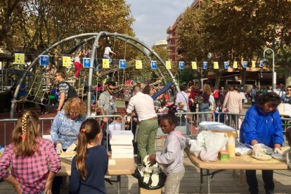 Els joves de Salou participen en l'elaboració festiva de panellets