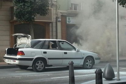 Crema un cotxe al Raval de Robuster de Reus