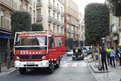 Crema un cotxe al Raval de Robuster de Reus