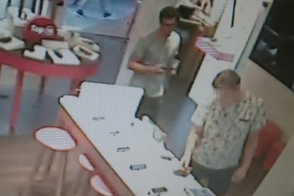 Tres detinguts per robar un telèfon mòbil de l'aparador d'una botiga de telefonia de Reus
