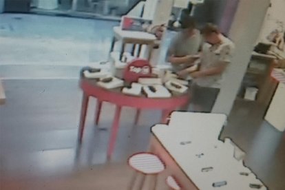 Tres detinguts per robar un telèfon mòbil de l'aparador d'una botiga de telefonia de Reus