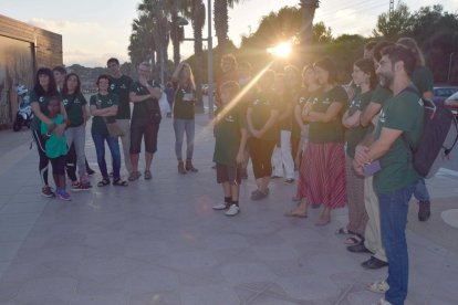 Un centenar de voluntaris rastregen les platges tarragonines durant l'estiu a la recerca de tortugues