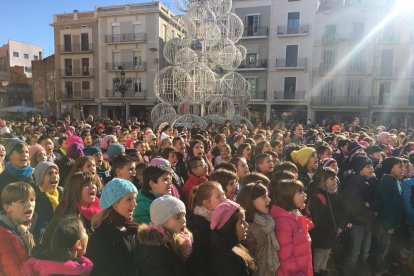 Prop de 1.400 nens i nenes canten la Gran Nadala a la plaça del Mercadal