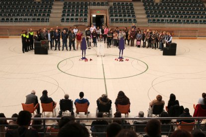 Cambrils escampa sabates vermelles contra la violència masclista a la plaça de l'Ajuntament