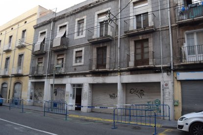 Desalojan a tres familias por desprendimientos en un edificio de la calle Reial