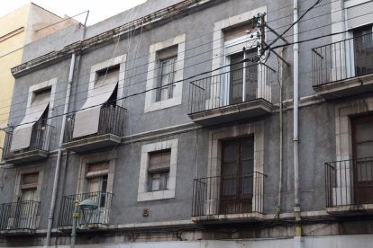 Desalojan a tres familias por desprendimientos en un edificio de la calle Reial