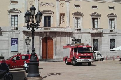 Una fuita de gas en unes obres al costat de la plaça de la Font obliga a evacuar l'Ajuntament i sis persones més