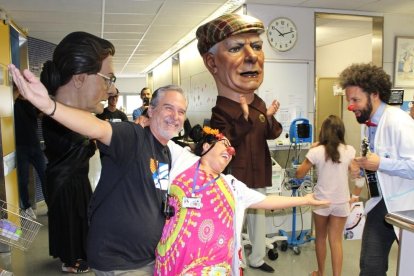 Els Nanos Nous del Seguici Popular de Tarragona visiten l'Hospital Joan XXIII