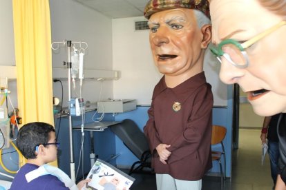 Els Nanos Nous del Seguici Popular de Tarragona visiten l'Hospital Joan XXIII