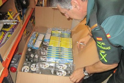 Intervenen 269 tiragomes catalogats com a armes prohibides a un establiment de Tarragona