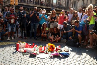 Los ciudadanos depositan flores y velas en recuerdo a las víctimas