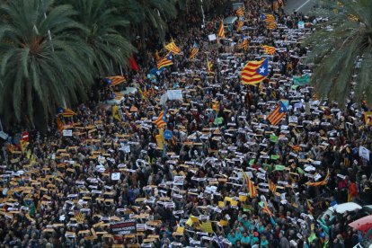 Milers de persones omplen Barcelona sota el lema 'Llibertat presos polítics, som república'
