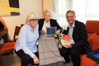 L'Aldea homenatja a la veïna centenària Cinta Melich Fabra