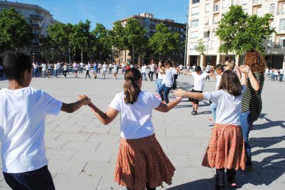 Més 300 escolars de Vila-seca ballen sardanes al Parc de la Riera