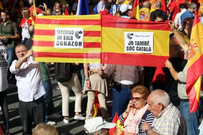 Desenes de milers de persones omplen el centre de Barcelona per marxar a favor de la unitat d'Espanya