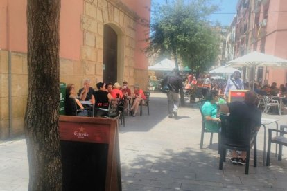 El límit de les terrasses a la plaça del Fòrum, un problema que no se soluciona