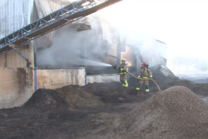 Nou dotacions de Bombers treballen en un incendi a la Cooperativa Agrícola del Camp de Santa Bàrbara
