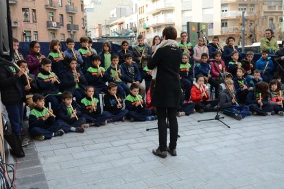 Alumnos de cinco escuelas tarraconenses hacen un concierto de villancicos ante el Mercat Central