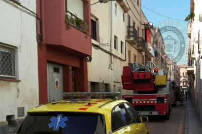 Dos intoxicados por inhalación de humo en un incendio de vivienda en el Vendrell