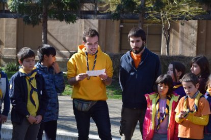 Flors de paper per demanar la reobertura del magatzem M6