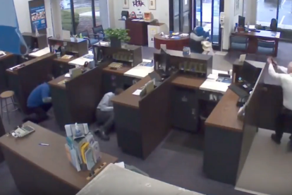 Entra a robar un banco y muere tiroteado