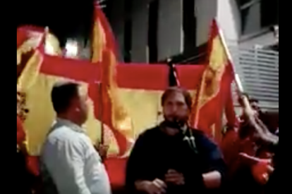 L'himne espanyol a ritme de gaita davant la Guàrdia Civil de Tarragona