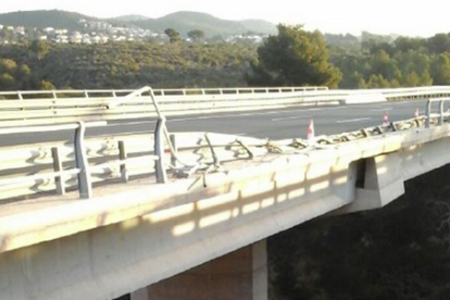 Rescaten un camioner atrapat en el vehicle després de patir una sortida de via